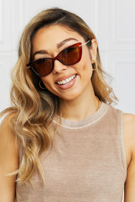 Fashionable 1 Pc Women's Wayfare Colored Sunglasses